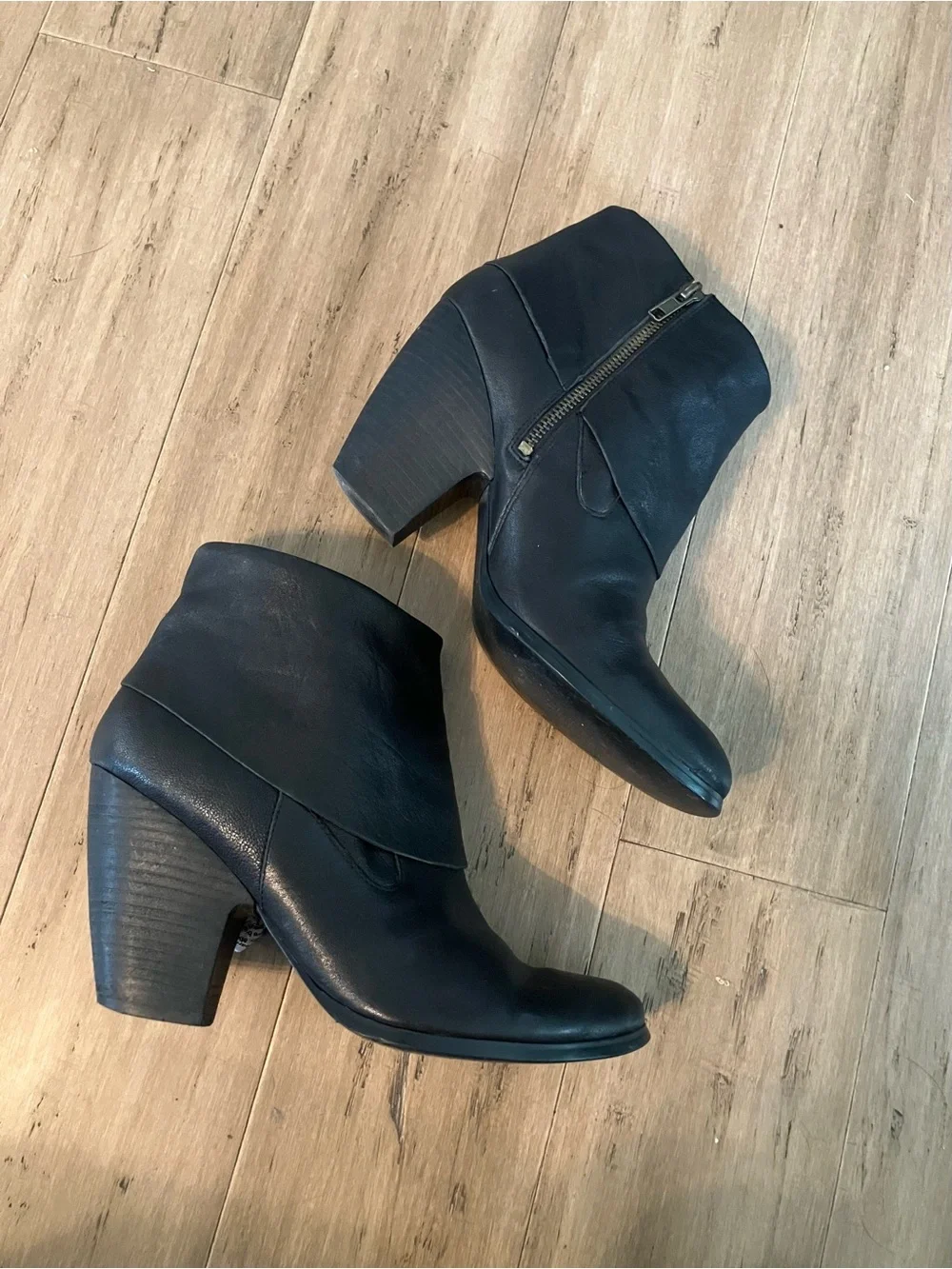 Nine West women black leather fold over heeled side zip ankle boot. Size 8.5